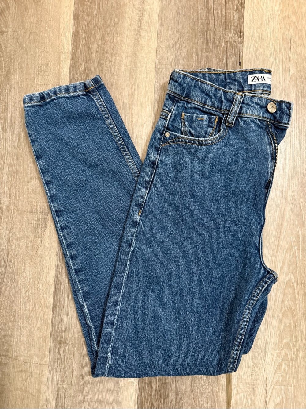 Zara High-Rise mom Jeans in Medium Blue